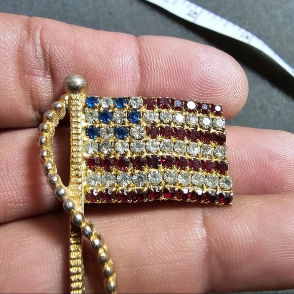 Rafaelian American Flag USA Red White Blue Rhinestone Vintage Gold Pin Brooch - Picture 1 of 6